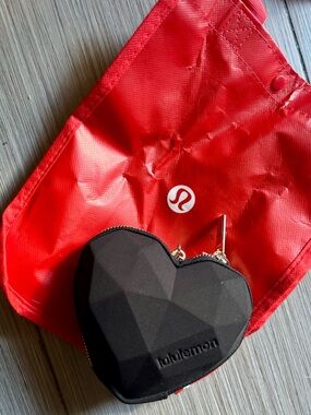 NWT SOLD OUT lululemon athletica viral Black / gold Geometric Heart Wristlet